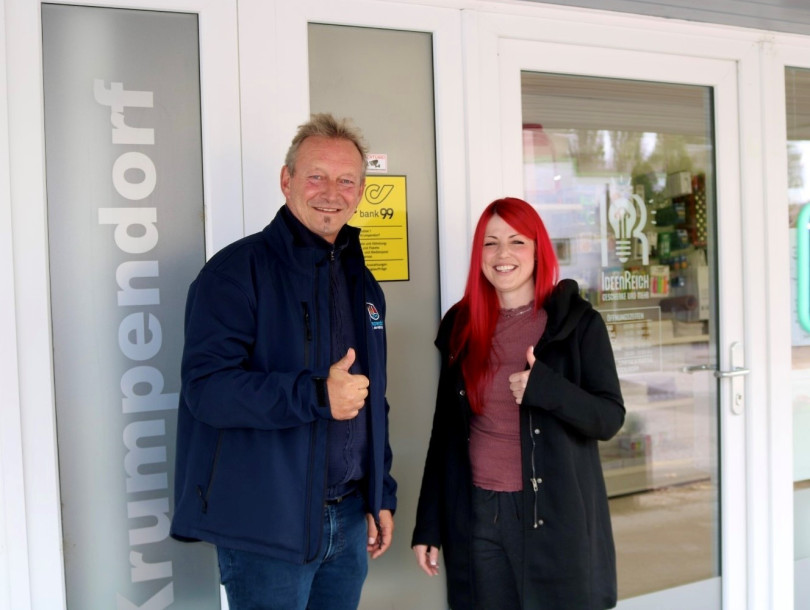 Bürgermeister Gernot Bürger wünscht Stefanie Lebitschnig alles Gute